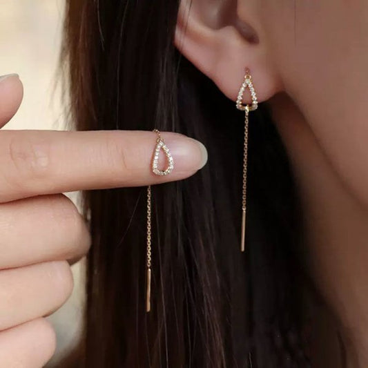 Elegante Goldohrringe mit hohlen, glitzernden Tropfenanhängern