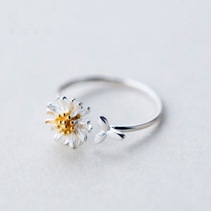 Eleganter verstellbarer Ring aus 925er Sterlingsilber mit handgemalten, bezaubernden Wiesengänseblümchen