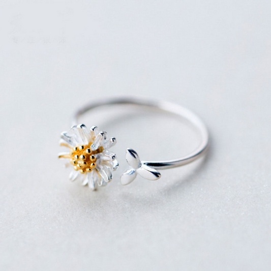 Eleganter verstellbarer Ring aus 925er Sterlingsilber mit handgemalten, bezaubernden Wiesengänseblümchen