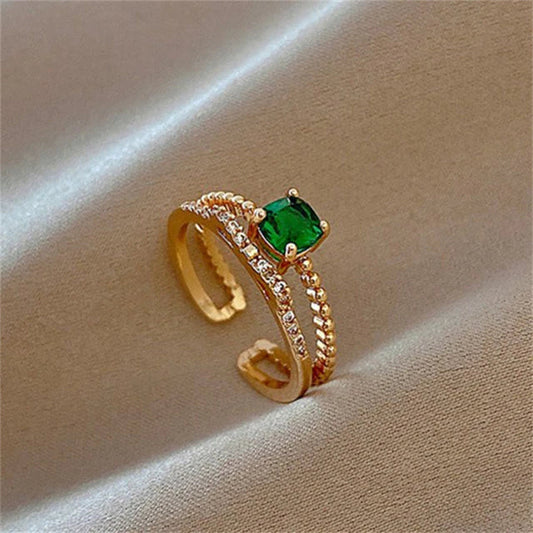 Eleganter verstellbarer Ring mit funkelndem grünen Zirkon in strahlendem Gold