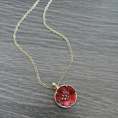 Elegante goldene Vintage-Halskette in roter Ausführung