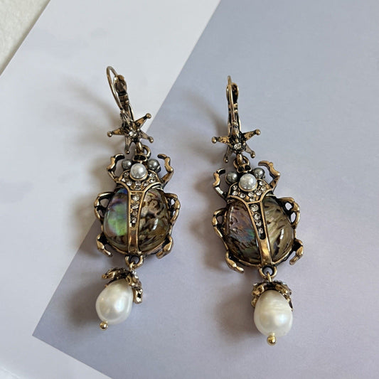 Elegante Vintage Käfer-Ohrringe mit funkelnden Perlen