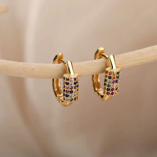 Elegante minimalistische Ohrringe mit strahlenden, mehrfarbigen Zirkonen in edlem Gold