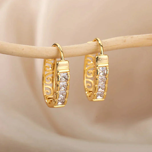 Elegante Goldohrringe mit minimalistischer Zirkonia-Öffnung