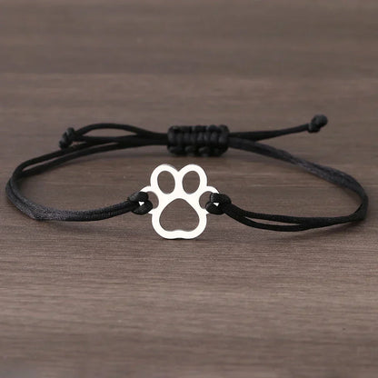 ELINE – Elegantes verstellbares Pfotenarmband mit schwarzer und roter Kordel für stilvollen Ausdruck