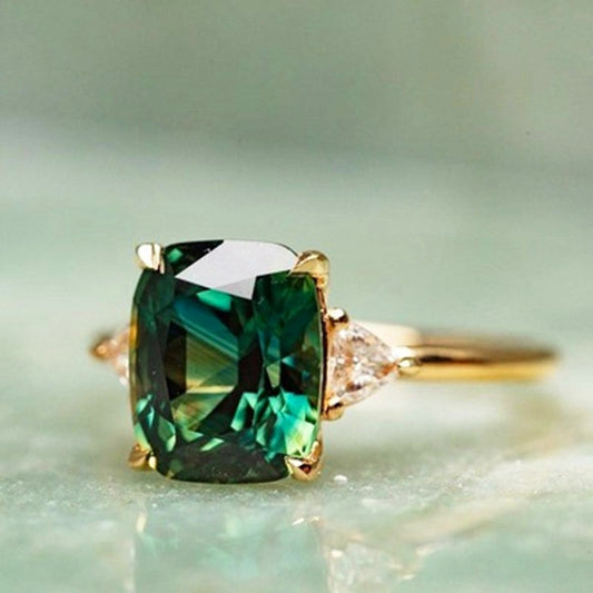 Luxuriöser Smaragd-Ring im eleganten Quadratdesign