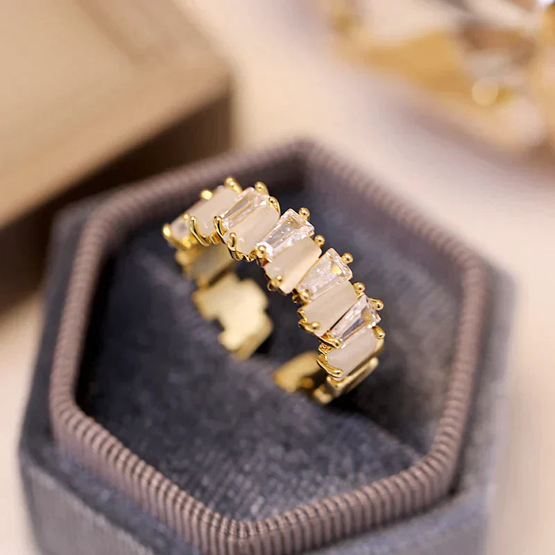 Stylischer Ring mit funkelndem Zirkonia-Einsatz