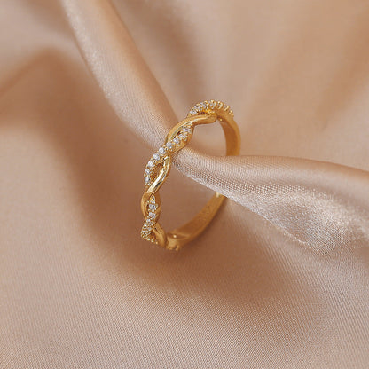 Eleganter verstellbarer Ring mit geflochtenen Zirkoniasteinen in edlem Goldfinish