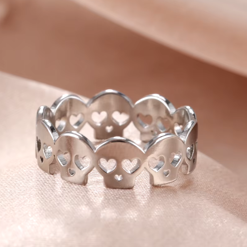 Eleganter hypoallergener Totenkopfring aus 925 Sterling Silber für stilvolle Halloween-Looks