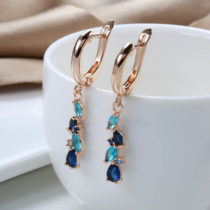 Glamouröse Ohrringe aus strahlendem blauem und funkelndem goldenem Kristall