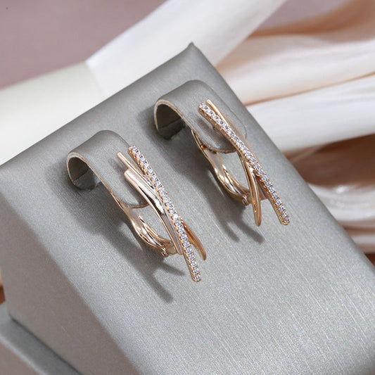 Elegante goldene Ohrringe mit strahlenden Brillanten im Kreuzdesign