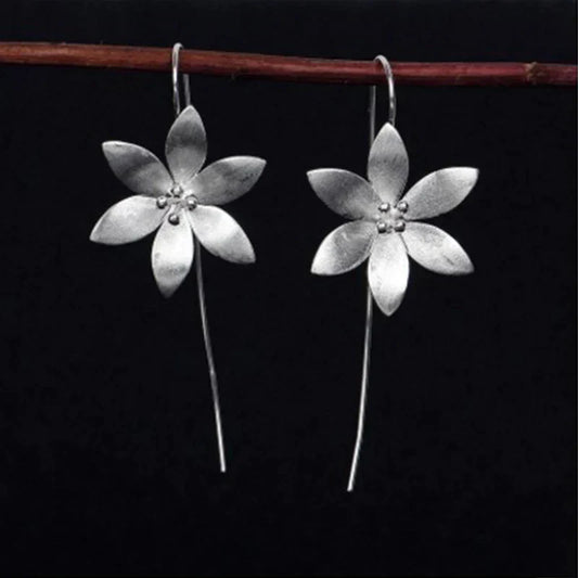 Elegante Boho-Blumen-Ohrringe mit versilbertem Finish