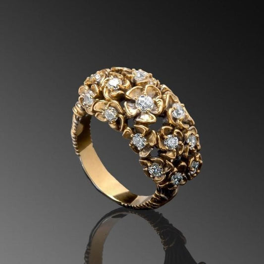 Eleganter Goldring mit funkelnden Blumenmotiven
