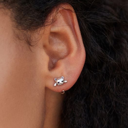 Elegante silberne Ohrringe mit Kätzchen-Motiv