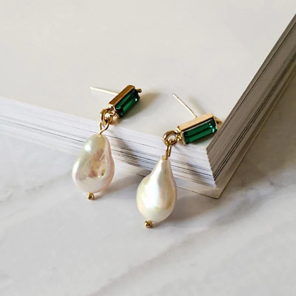 Elegante Goldohrringe mit funkelnden Smaragden und zarten Perlen