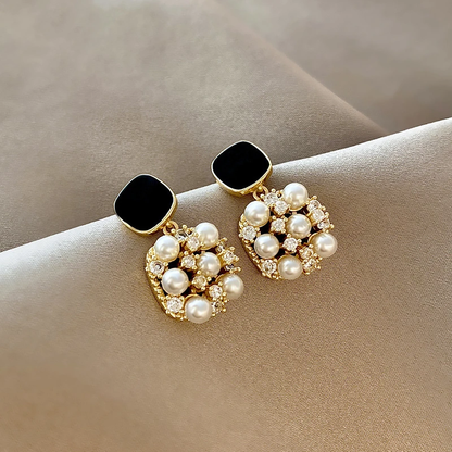 Elegante Perlenohrringe mit funkelndem schwarzen Opal in edlem Gold