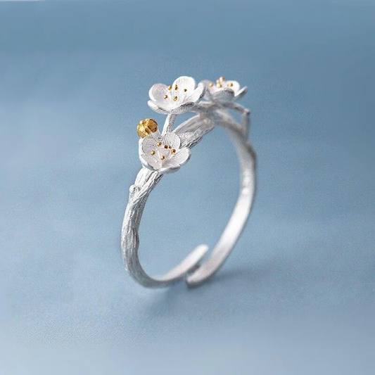 Eleganter verstellbarer Ring mit strahlend weißen Blütenblättern in edlem Silber