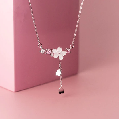 Elegante silberne Halskette mit zarten rosa Steinen und floralem Design