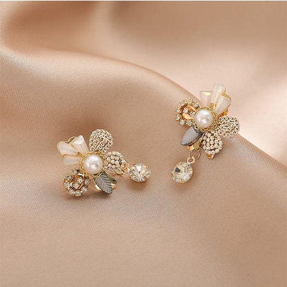 Elegante goldene Gänseblümchen-Ohrringe mit Perlenakzenten