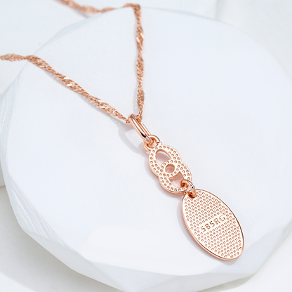 Elegante vergoldete Halskette mit strahlendem Schmuckstück