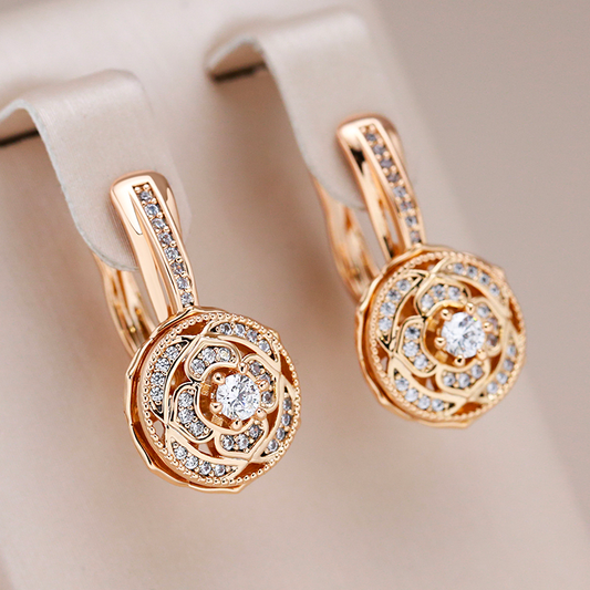 Elegante kleine Goldohrringe mit funkelnden Kristallen
