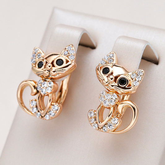 Glänzende Katzenohrringe mit funkelndem Zirkonia in elegantem Gold
