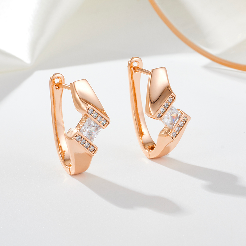 Elegante unregelmäßige goldplattierte Ohrringe mit funkelnden Zirkonia-Steinen
