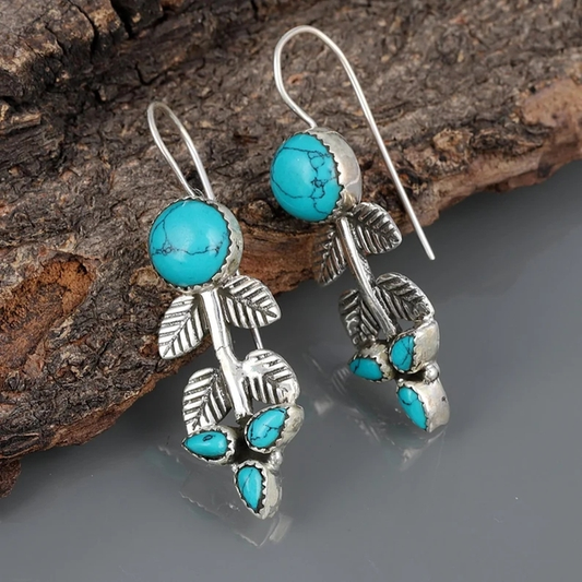 Elegante silberne Boho-Ohrringe mit strahlendem Türkisstein
