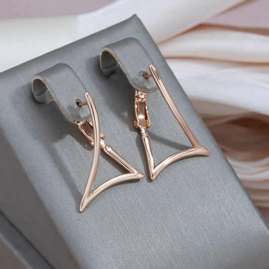 Elegante unregelmäßige vergoldete Ohrringe für einen stilvollen Look