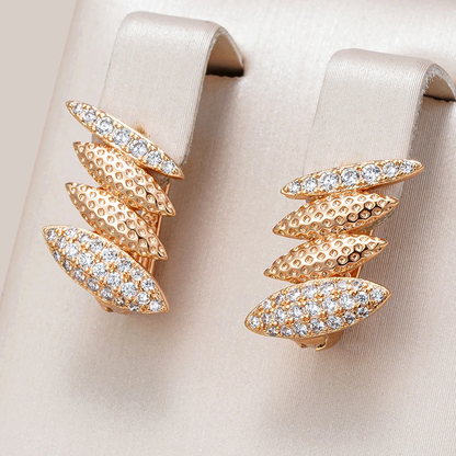 Faszinierende Gold-Ohrringe mit glitzerndem Chrysalis-Design