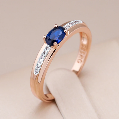 Eleganter Goldring mit strahlendem blauen Kristall