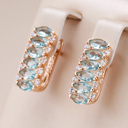 Elegante Goldohrringe mit türkisfarbenen Kristallen