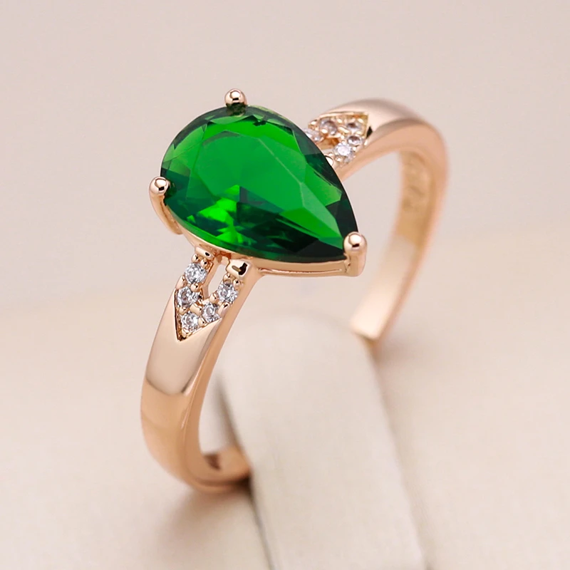 Faszinierender Ring mit leuchtendem grünen Kristall