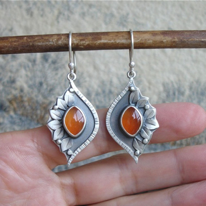 Strahlende orangefarbene Boho-Ohrringe mit funkelnden Kristallen