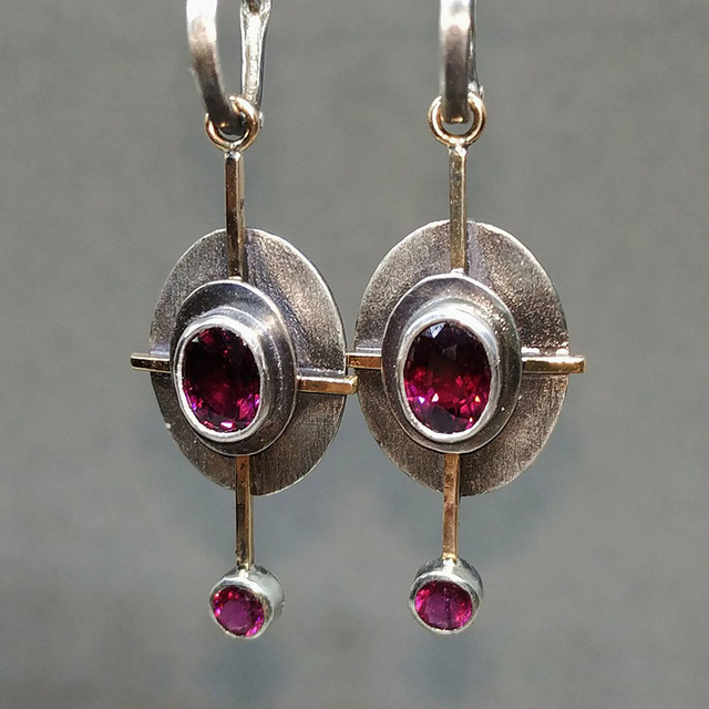 Elegante Boho-Ohrringe mit strahlendem Granatkristall aus hochwertigem Sterlingsilber