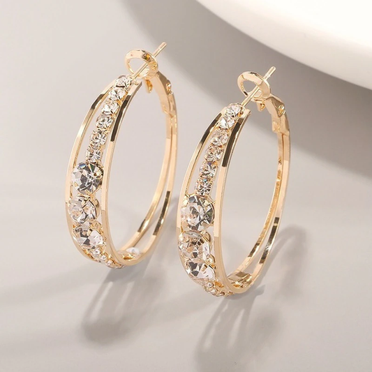 Glamouröse goldplattierte Ohrringe für einen Hauch von Eleganz