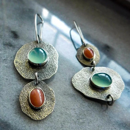 Elegante versilberte Vintage-Ohrringe mit funkelnden blauen und orangefarbenen Steinen