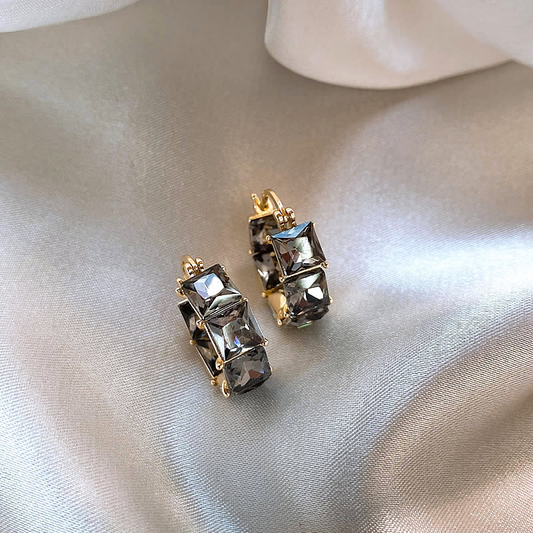 Elegante goldene Ohrringe mit schimmernden schwarzen Zirkonia