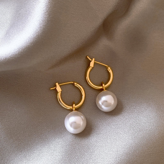 Elegante Goldene Ohrringe mit Strahlenden Perlen