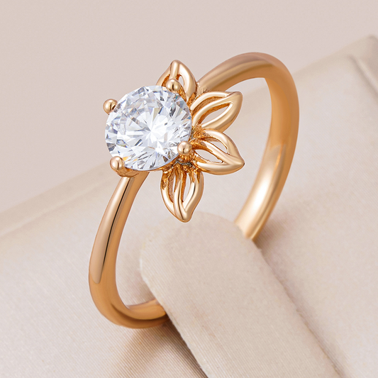 Eleganter vergoldeter Ring mit funkelndem Zirkonia