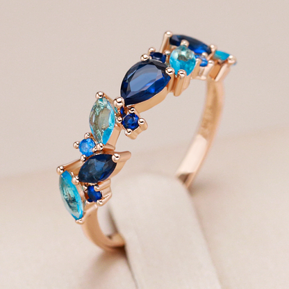 Stilvoller vergoldeter Ring mit funkelnden blauen Kristallen