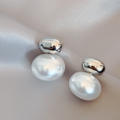 Elegante goldene ovale Perlenohrringe