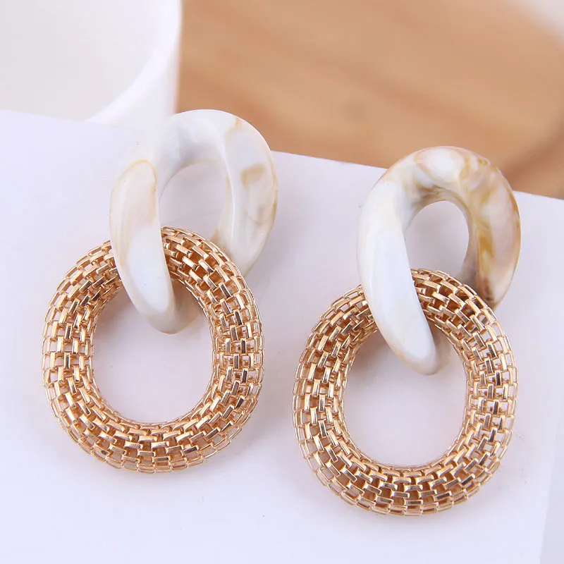Schicke Vintage-Knoten-Ohrringe für einen zeitlosen Look