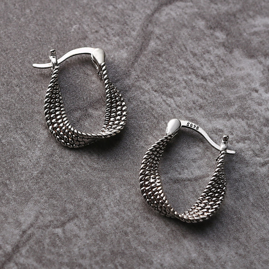 Elegante unregelmäßige Silberohrringe im Vintage-Stil