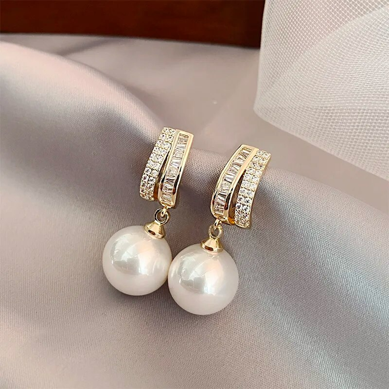 Elegante, glänzende Ohrringe mit edlen Perlen