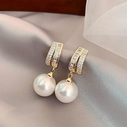 Elegante, glänzende Ohrringe mit edlen Perlen