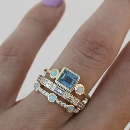 Eleganter Vintage-Ring mit strahlendem blauen Kristall