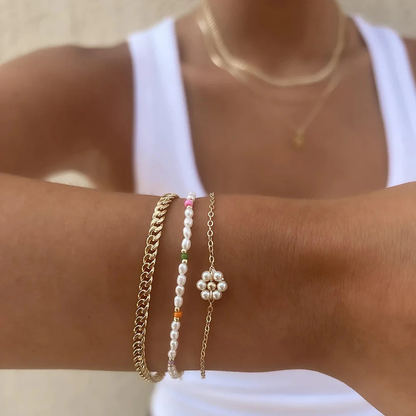 Elegantes Daisy Perlenarmband für stilvolle Akzente