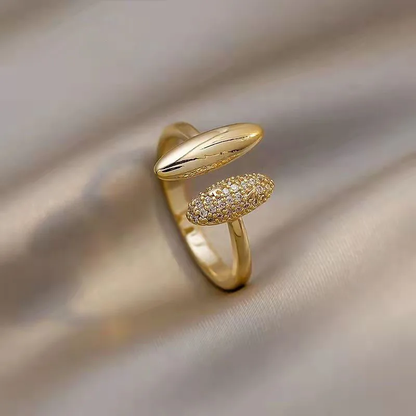 Luxuriöser vergoldeter Ring mit funkelndem Brillantschliff