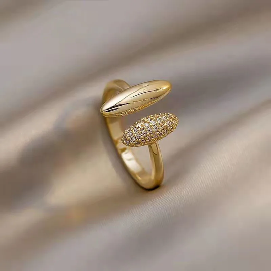 Luxuriöser vergoldeter Ring mit funkelndem Brillantschliff
